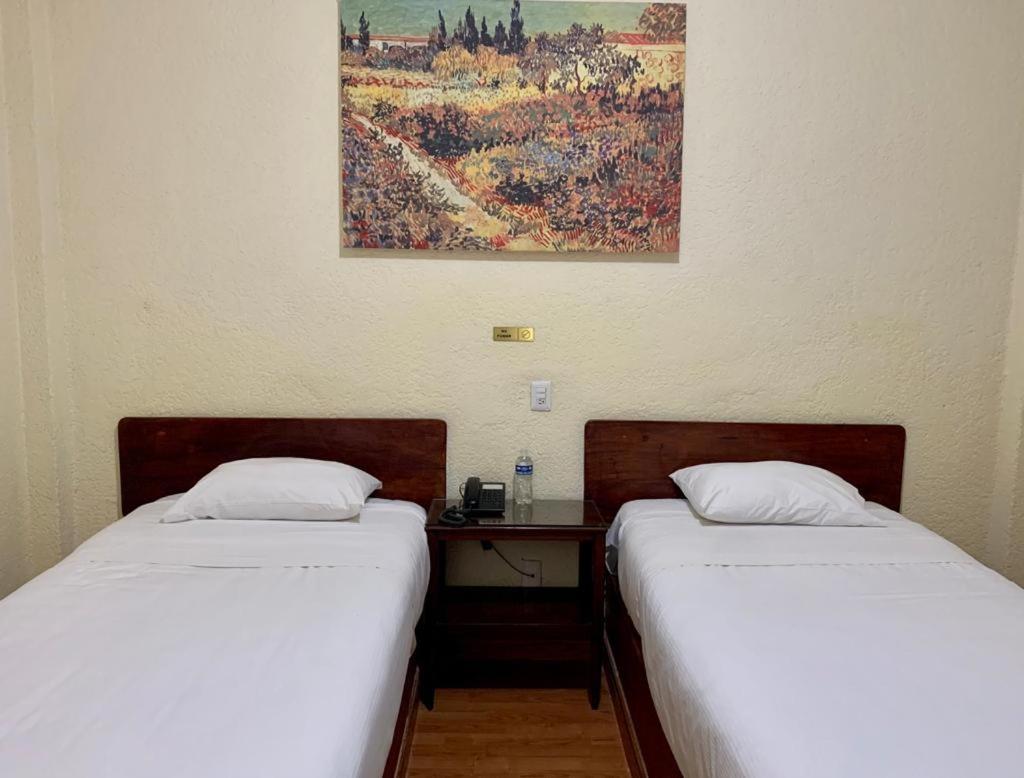 Hotel Capri De Leon Mexico Экстерьер фото