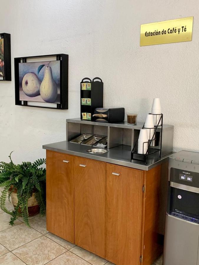 Hotel Capri De Leon Mexico Экстерьер фото
